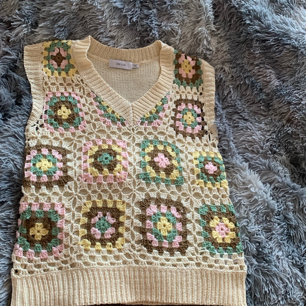 Greylin (sold at the Bay) crochet top size large. Worn once.